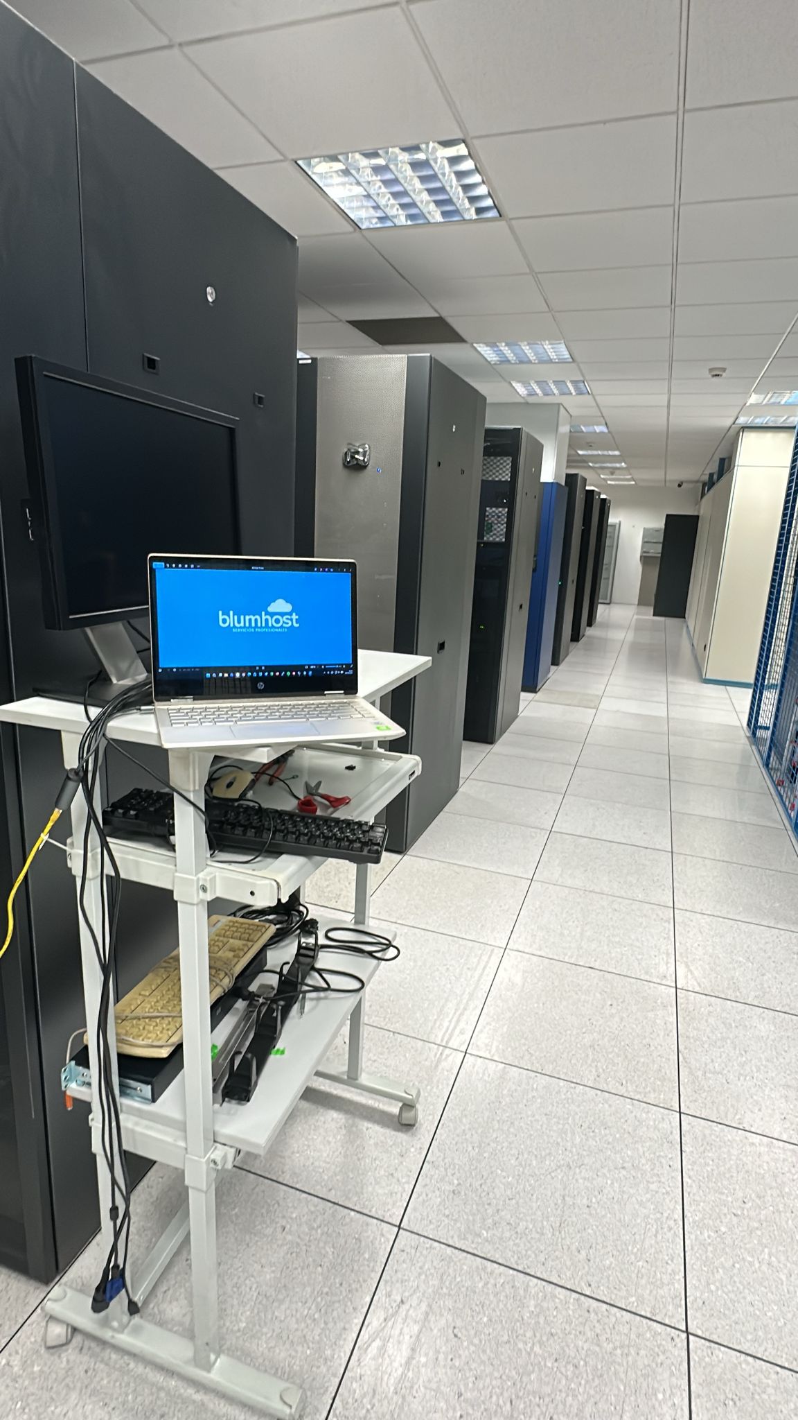 Pasillo de servidores BlumHost — IaaS Datacenter Madrid